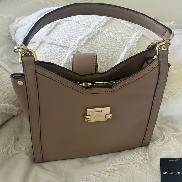 Más que una bolsa es un lindo accesorio para tu atuendo formal a casual. - Picture 2 of 10